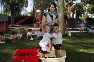 Lee más sobre el artículo Pisado de la uva en Infantil. VIDEO